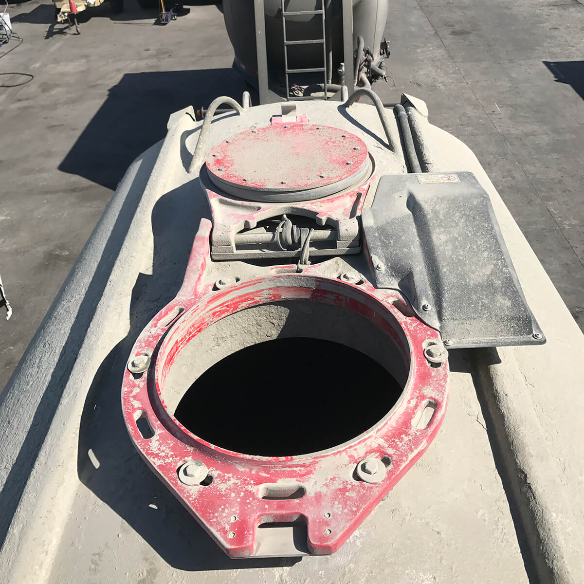 Autohatch™ mounted on a dry bulk tanker trailer